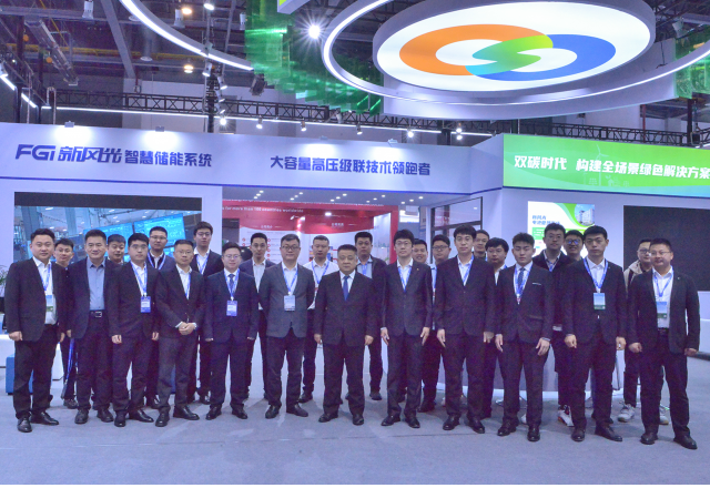 火爆亮相！全讯官网龙年首展点亮“钱塘江畔”